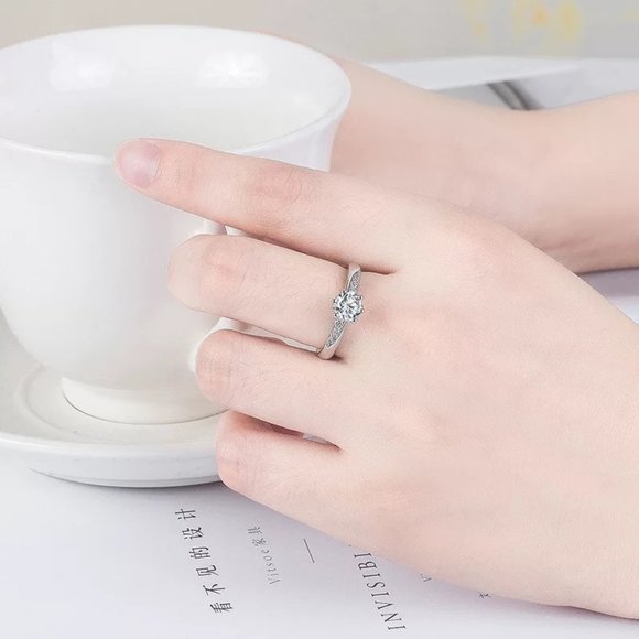 Stunning CZ Sterling Silver Ring - Picture 2 of 8